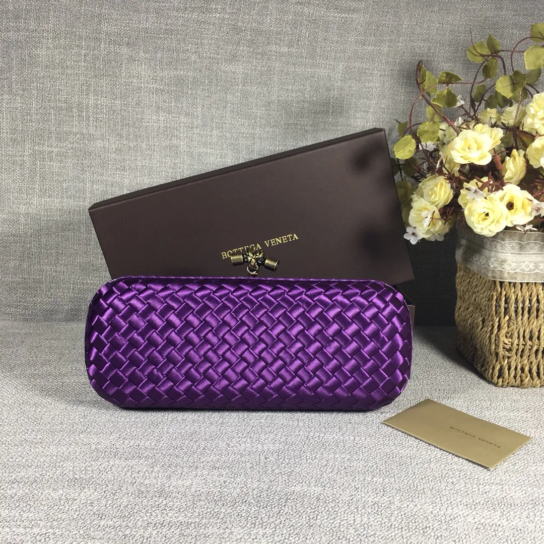 8651 Large Classic Dinner Bag ~~~Snake leather with ribbon ~~~Dense and slippery, not easy to fluff, can hold iPhones of all sizes! Size: 25cm*9.5cm*4cm